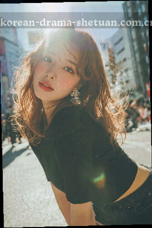 《电梯间的三十秒》海报，两人在电梯里并肩站着